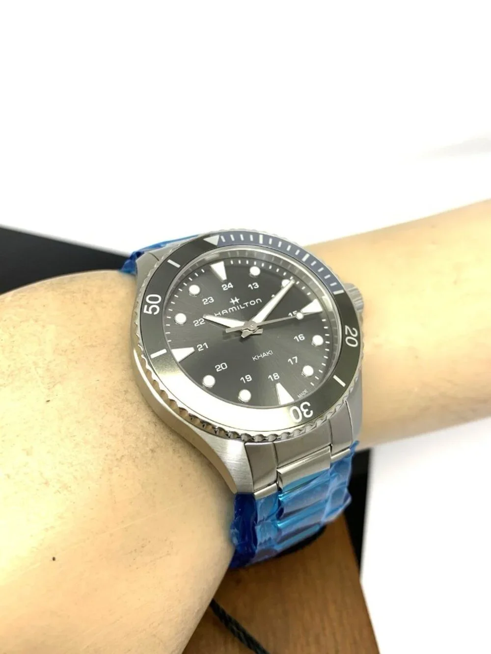 Hamilton Unisex Watch H82211181 Khaki Navy Scuba Swiss Quartz Silver Steel 37mm